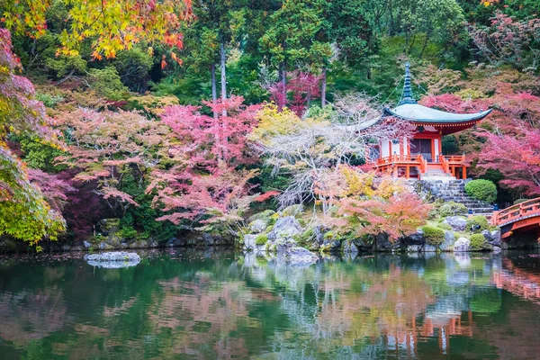 Frumos templu Daigoji cu copac colorat și frunze în toamnă — Fotografie, imagine de stoc