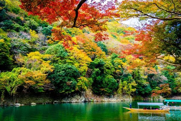 Όμορφο ποταμό Arashiyama με φύλλα δέντρο σφενδάμνου και γύρω από το σκάφος — Φωτογραφία Αρχείου