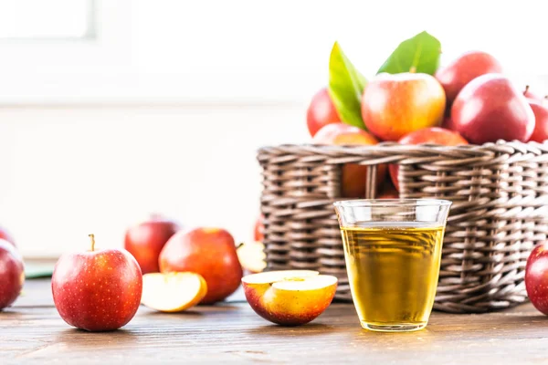 Jablek šťáva ve skle s apple v košíku — Stock fotografie