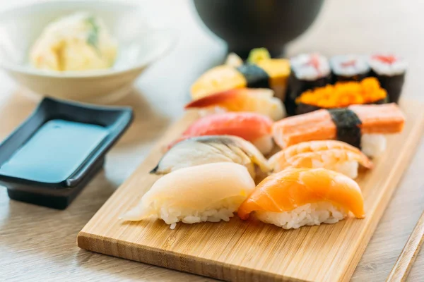 Gamberetti a guscio di tonno salmone e altri maki di sushi di carne — Foto Stock