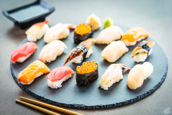Nigiri sushi conjunto con salmón atún camarones langostino cáscara de anguila y oth —  Fotos de Stock