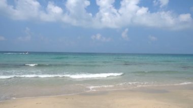 Güzel dalgalı denizin sakin görüntüleri.