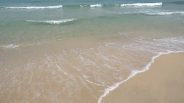 Güzel dalgalı denizin sakin görüntüleri.