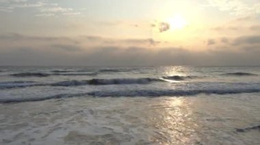 günbatımı güzel dalgalı denizde sakin görüntüleri