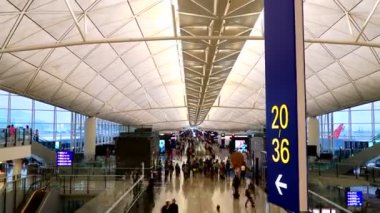 havaalanı terminalinde yürüyen insanların zaman atlamalı görüntüleri