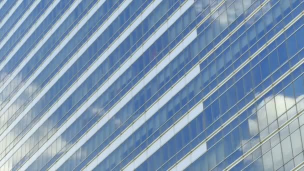 Imagens Céu Bonito Com Nuvens Movimento Reflexão Janelas Arranha Céus — Vídeo de Stock