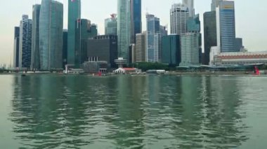 Singapur şehrinde marina koyu çevresindeki modern binaların havadan görüntüleri
