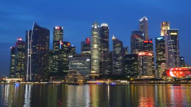 Singapur şehrinde marina koyu çevresindeki modern binaların havadan görüntüleri