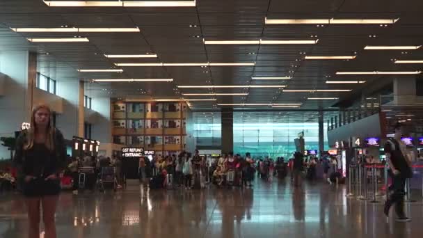 Waktu Berlalu Cuplikan Orang Berjalan Terminal Bandara — Stok Video