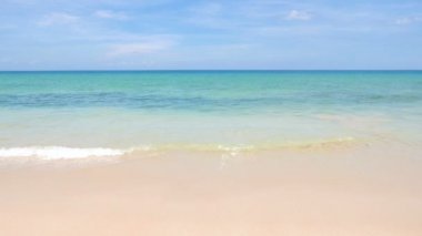 Güzel dalgalı denizin sakin görüntüleri.