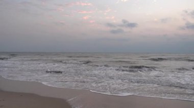 günbatımı güzel dalgalı denizde sakin görüntüleri