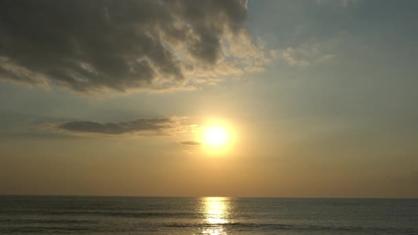Ruhige Aufnahmen Von Wunderschönem Welligem Meer Bei Sonnenuntergang — Stockvideo