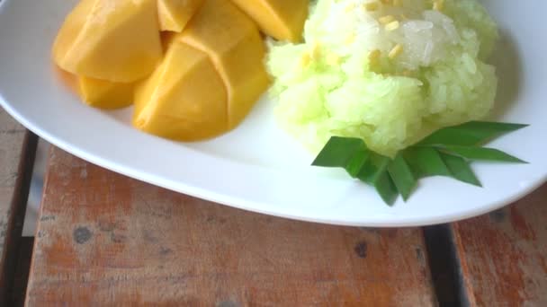 Nahaufnahmen Von Köstlichem Reis Und Mango Auf Dem Tisch — Stockvideo