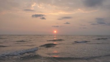 günbatımı güzel dalgalı denizde sakin görüntüleri