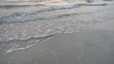 Güzel dalgalı denizin sakin görüntüleri.