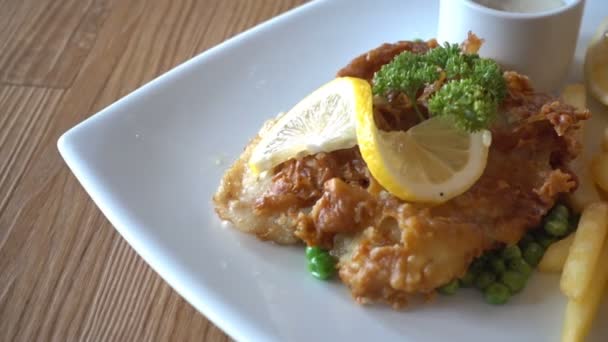 Nahaufnahme Von Leckerem Fleisch Und Pommes Auf Dem Tisch — Stockvideo