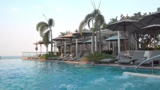 リゾートのスイミングプールの風光明媚な映像 — ストック動画