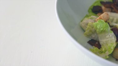 masada salata lezzetli kase yakın çekim görüntüleri