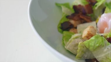 masada salata lezzetli kase yakın çekim görüntüleri