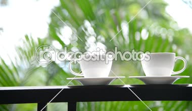 doğanın arka planı nın önünde balkonda duran kahve fincanlarının yakın çekim görüntüleri