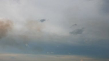 Akşamları hareket eden bulutlarla birlikte gün batımının görüntüleri.