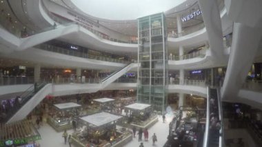 Asya şehrinde kalabalık alışveriş merkezi görüntüleri