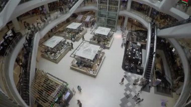 Asya şehrinde kalabalık alışveriş merkezi görüntüleri