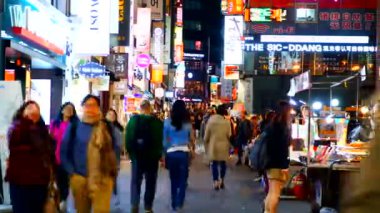 piyasada yürüyen insanların zaman atlamalı görüntüleri