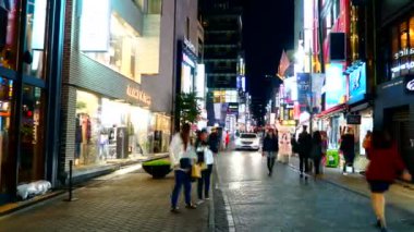 piyasada yürüyen insanların zaman atlamalı görüntüleri