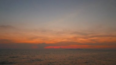 günbatımı güzel dalgalı denizde sakin görüntüleri