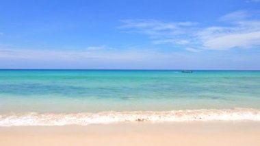 Güzel dalgalı denizin sakin görüntüleri.