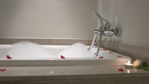豪华度假村酒店浴室的镜头 — 图库视频影像