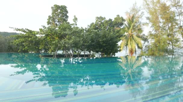 images panoramiques de la piscine dans la station 
