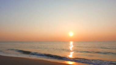 günbatımı güzel dalgalı denizde sakin görüntüleri