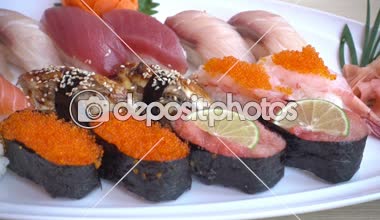 masada lezzetli suşi yakın çekim görüntüleri