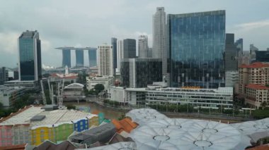 Singapur şehrinde modern binaların doğal zaman atlamalı görüntüleri