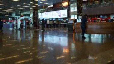 havaalanı terminalinde yürüyen insanların zaman atlamalı görüntüleri