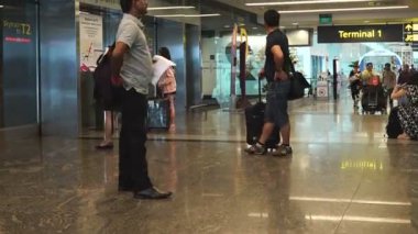 havaalanı terminalinde yürüyen insanların zaman atlamalı görüntüleri