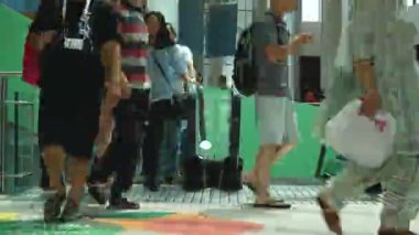 Asya şehrinde kalabalık alışveriş merkezi görüntüleri