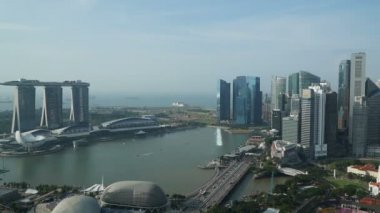 Singapur şehrinde modern binaların doğal zaman atlamalı görüntüleri