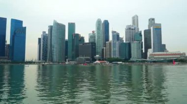 Singapur şehrinde marina koyu çevresindeki modern binaların havadan görüntüleri