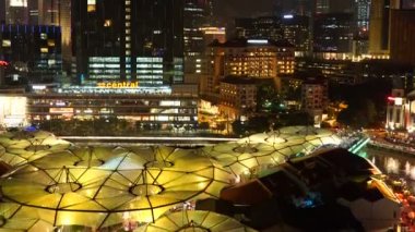 Singapur şehrinde marina koyu çevresindeki modern binaların havadan görüntüleri