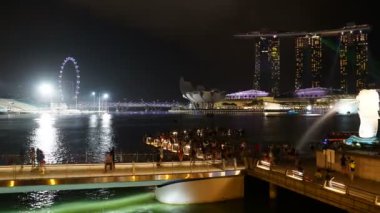 geceleri Singapur şehrinde modern binaların doğal zaman atlamalı görüntüleri