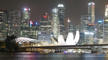 Singapur şehrinde modern binaların doğal zaman atlamalı görüntüleri