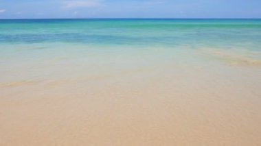 Güzel dalgalı denizin sakin görüntüleri.