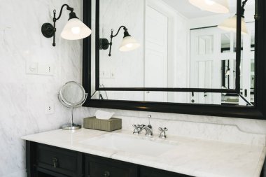 Güzel lüks beyaz ve temiz lavabo ve banyo facuet su iç