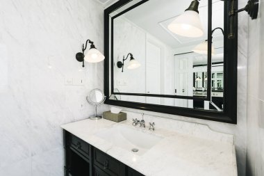 Güzel lüks beyaz ve temiz lavabo ve banyo facuet su iç