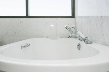 Güzel lüks beyaz ve temiz küvet banyo iç dekorasyonda