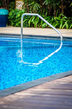 Yatak şezlong ve şemsiye tatil için seyahat ve tatil kavramı ile güzel Açık Yüzme Havuzu