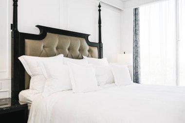 Güzel lüks rahat beyaz yastık yatak yatak odası iç dekorasyon